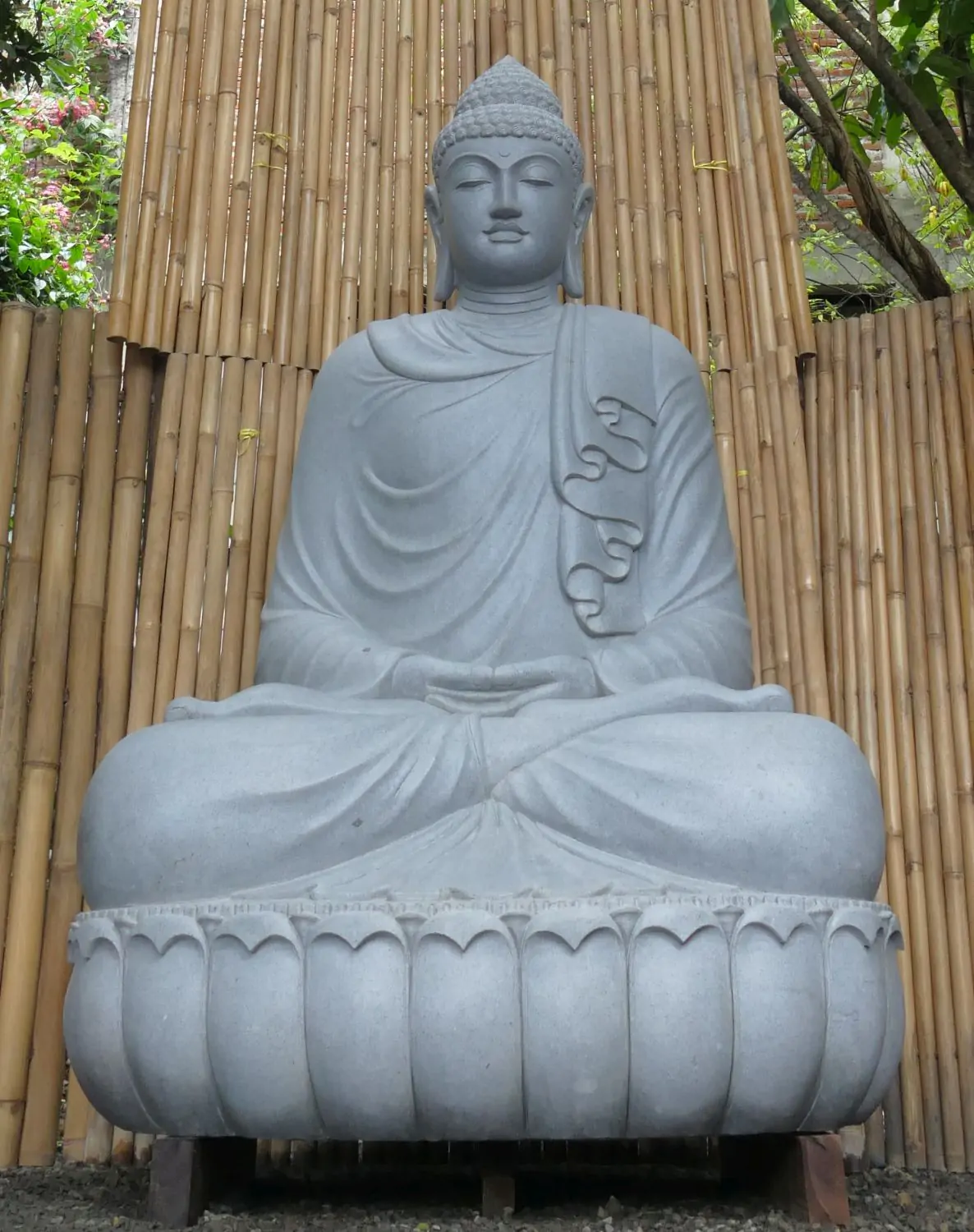  Product image 3 of the product “Seated Buddha made of Riverstone, position Dhyana , H. 220cm. ”